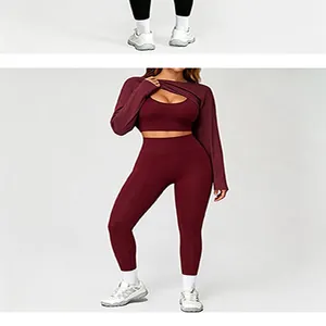 Detailaufnahme eines burgunderroten, nahtlosen dreiteiligen Yoga-Sets mit Sport-BH