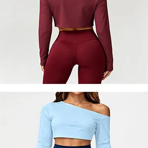 Detailansicht eines weinroten Yoga-Sets von hinten und eines hellblauen One-Shoulder-Tops.