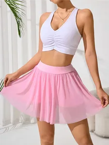 Dettaglio della gonna da tennis rosa in rete a vita alta con pantaloncini