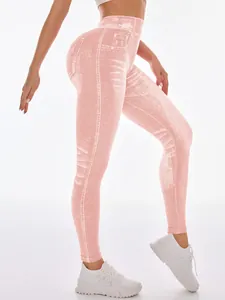Detailansicht der rosa nahtlosen Yoga-Leggings mit hoher Taille im Denim-Look