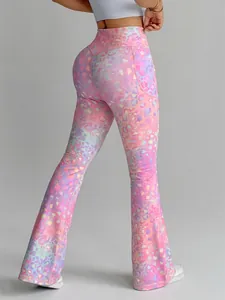 Detailansicht der High-Waist-Flare-Yogahose mit pinkfarbenem Leopardenmuster für Damen