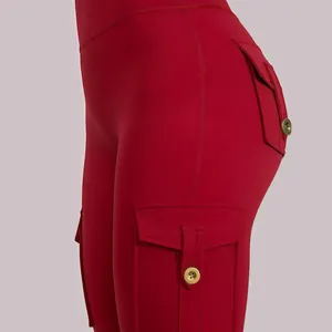 Pantalon de yoga cargo rouge à taille haute avec poches et boutons dorés élégants