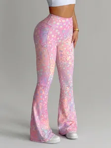 Detailansicht der farbenfrohen Yoga-Schlaghose mit Leopardenmuster und hoher Taille für Damen.