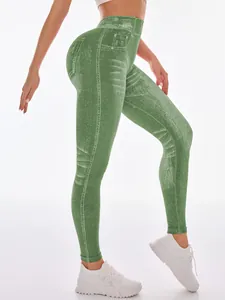 Detaillierte Seitenansicht der grünen nahtlosen Yoga-Hose mit Denim-Struktur und V-Taille.