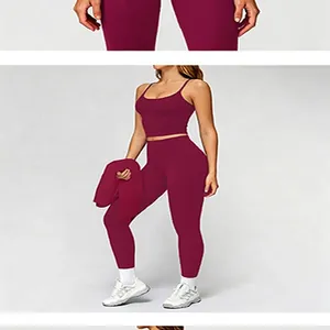 Detailansicht eines weinroten nahtlosen dreiteiligen Yoga-Sets mit Sport-BH und Leggings.
