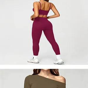 Nahtloses 3-teiliges Yoga-Set mit burgunderrotem Camisole und olivgrünem Oberteil