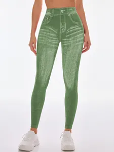 Vorderansicht der grünen nahtlosen Yoga-Leggings in Jeansoptik mit hoher Taille und Textur.