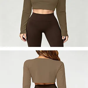 Detaillierte Vorder- und Rückansicht eines kaffeebraunen langärmeligen Yoga-Sets für Damen.