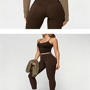 Nahaufnahme von braunen nahtlosen Yoga-Leggings und Vollset-Ansicht des Sportoutfits