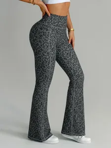 Detailansicht dieser Leopard-Print Yoga-Schlaghose mit hoher Taille und praktischer Tasche.
