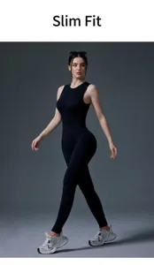 Detailansicht eines schwarzen ärmellosen Yoga-Bodysuits an einem Fitnessmodel.