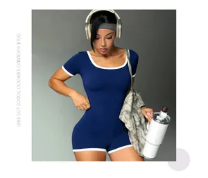 Dettaglio di body sportivo con scollo a quadrato e bordo a contrasto per yoga e fitness.