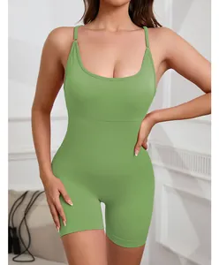 Vue détaillée du body de yoga une pièce vert avec une texture côtelée et ajustée.