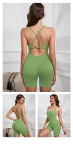 Vue détaillée de la combinaison de yoga vert sauge avec design croisé dans le dos