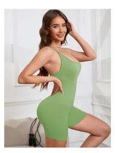 Vue de côté d'une femme portant un body de yoga une pièce vert clair à fines bretelles