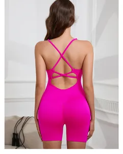 Vue détaillée d'un body de yoga rose vif avec des bretelles croisées élégantes.