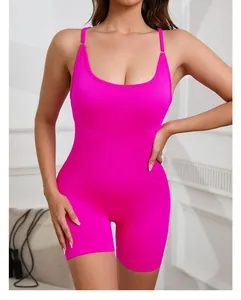 Détail de la vue avant d'une combinaison de yoga fuchsia vif avec buste rembourré de soutien
