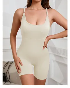 Body beige sans couture pour femmes, tenue de yoga respirante et gainante de sport.