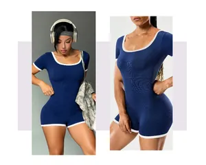 Dettaglio ravvicinato della tutina yoga a coste blu navy con bordo bianco e trama fine