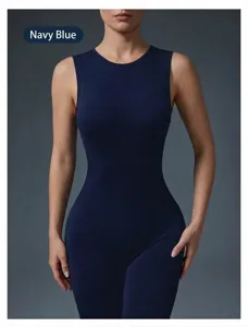 Detail eines marineblauen ärmellosen Yoga-Jumpsuits mit enger sportlicher Passform