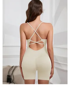 Vue arrière d'un body de yoga beige haut de gamme avec bretelles et tissu respirant sport.