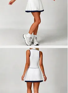 Vue arrière et détail du bas plissé de la robe de tennis blanche sans manches à liseré