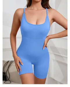 Détail du body de yoga bleu sans manches en tissu élastique sans couture