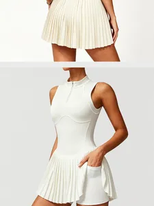 Robe de tennis blanche à col montant avec jupe plissée et short de sport intégré.