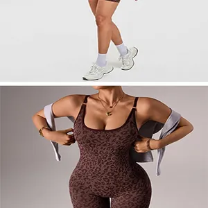 Vue détaillée d'un body de yoga léopard une pièce avec encolure carrée et coussinets.