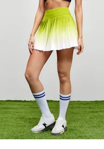 Nahaufnahme des grün-weißen plissierten Tennisrocks mit blickdichtem Futter für Damen
