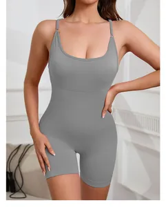 Body de yoga gris une pièce sans manches avec coussinets amovibles et effet sculptant.