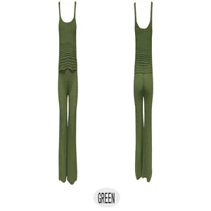 Vues avant et arrière d'un ensemble en maille ajourée sans manches vert