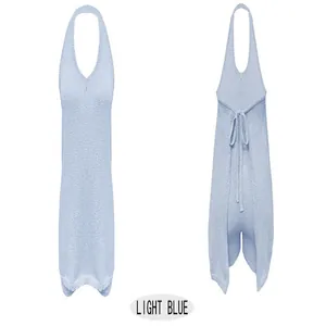 Viste dettagliate della trama in maglia e della coulisse del set azzurro halter