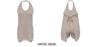 Dettaglio del set casual da donna in maglia con scollo all'americana color caffè