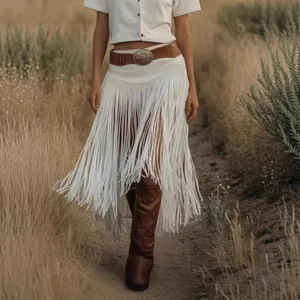 Weißer Wildlederrock im Boho-Stil mit langen Fransen in einer ländlichen Umgebung
