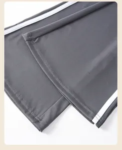 Detailansicht des Saums und der weißen Seitenstreifen der grauen Yoga-Hose.