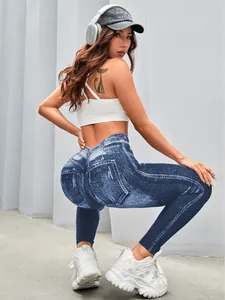 Rückansicht der nahtlosen Yoga-Hose im Denim-Print mit schmeichelhaftem V-Taillen-Design