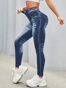 Detailansicht der nahtlosen High-Waist-Yogahose im Jeanslook mit Stretch- und Push-up-Effekt.