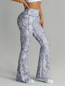 Detailansicht der ausgestellten Yoga-Hose mit hoher Taille und blauem Marmordruck