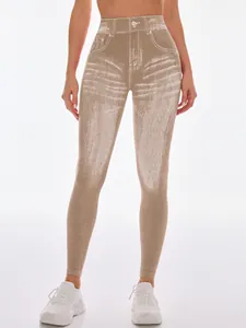 Detailansicht nahtloser Yoga-Leggings in Jeans-Optik in Hellbraun mit Waschmustern