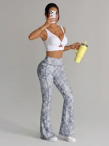 Professionelle ausgestellte Yogahose mit hoher Taille und blauem Marmordruck am Modell