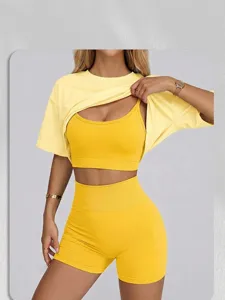 Détail d'un ensemble de yoga jaune sans couture 3 pièces avec t-shirt et brassière de sport