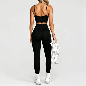 Nahtloses schwarzes Yoga-Set mit Sport-BH und Leggings, professionelle Ansicht von hinten
