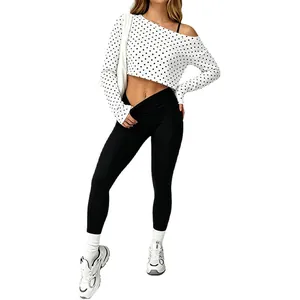 Damen Nahtloses Yoga-Set mit gepunktetem Langarm-Crop-Top und schwarzen Leggings.