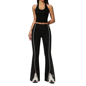 Schwarzes Yoga-Set für Damen mit Neckholder-Top und Schlaghose mit weißen Streifen