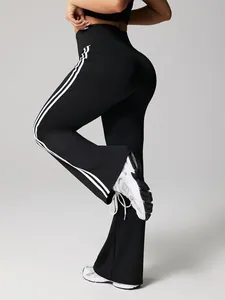 Schwarze Yoga-Schlaghose mit hoher Taille und weißen Seitenstreifen für Sport.