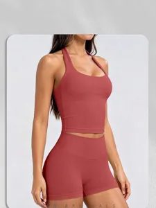 Détail d'un ensemble de yoga sans couture rouge terre cuite avec haut et short