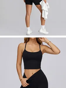 Détail d'un ensemble de yoga noir sans couture avec brassière de sport et short
