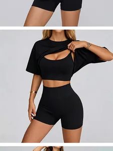 Gros plan sur l'ensemble de yoga noir sans couture avec brassière, t-shirt et short taille haute.