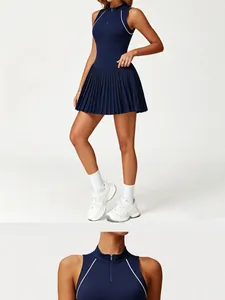 Vue détaillée de la robe de tennis plissée bleu marine avec col montant et zip